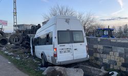 Diyarbakır'da bahçe duvarına çarpan servis minibüsündeki 10 kişi yaralandı