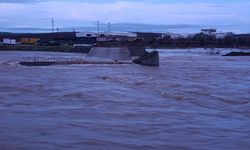 Diyarbakır'da sağanak nedeniyle debisi yükselen çayın üzerindeki köprü yıkıldı