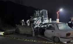 Sakarya’da park halindeki iş makinesine çarpan otomobilin sürücüsü öldü