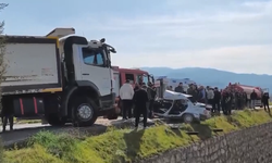 Balıkesir'de kamyonla çarpışan otomobildeki 1 kişi öldü, 2 kişi yaralandı