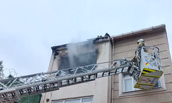 Fatih'te apartmanda çıkan yangına itfaiye ekiplerince müdahale ediliyor
