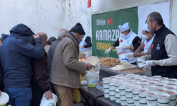 Hayrat İnsani Yardım Derneği Kahramanmaraş'ta günde 1200 kişilik iftarlık dağıtıyor