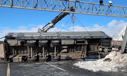 Bitlis'te büyükbaş hayvan yüklü iki tır devrildi