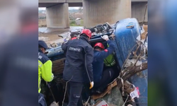 Osmaniye'de çaya devrilen tırın sürücüsü hayatını kaybetti
