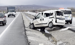 Sivas'ta tır ile hafif ticari aracın çarpıştığı kazada 1 kişi ağır yaralandı