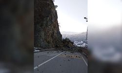 Gümüşhane-Giresun kara yolunda heyelan meydana geldi!