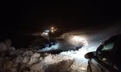 Siirt'te karda mahsur kalan 10 araçtaki 78 kişi kurtarıldı