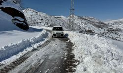Siirt'te yolu kardan kapanan köyde rahatsızlanan hamile kadın hastaneye ulaştırıldı