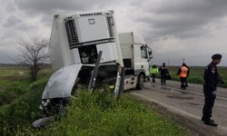Adana'da tırla çarpışan otomobilin sürücüsü öldü