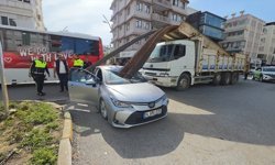 Manavgat'ta Akıl Almaz Kaza: Kamyondaki Demirler Otomobilin Camına Saplandı