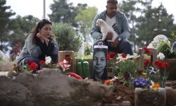 Kahramanmaraş'taki okul saldırısında hayatını kaybeden öğrenciler mezarları başında anılıyor