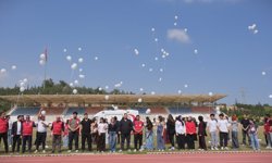 Mersin'de Kızılay gönüllüleri okul saldırısında hayatını kaybedenleri gökyüzüne balonlar bırakarak andı