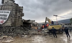 Kahramanmaraş'ta Yıkım Esnasında İş Makinesi Enkazda Kaldı: 1 Operatör Yaralı Olarak Kurtarıldı