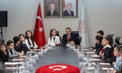 Bakan Yusuf Tekin, 23 Nisan’da Koltuğunu 11 Yaşındaki Defne'ye Devretti!