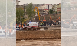 Kahramanmaraş'ta Arasa Otoparkı'nın Yıkımında İş Makinesi Enkazda Kaldı