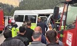 Burdur'da minibüsle beton mikserinin çarpışması sonucu 6 kişi öldü, 4 kişi yaralandı