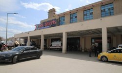 Diyarbakır'da otomobilin kaldırımda çarptığı 2 öğrenci yaralandı