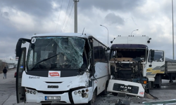 Karaman'da işçi servisi ile tır çarpıştı, 12 kişi yaralandı