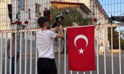 Kahramanmaraş’ta Acının Adresi: Ayser Çalık Ortaokulu'na Karanfiller Bırakıldı