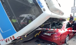 Bartın'da halk otobüsü otomobilin üzerine devrildi, 44 üniversite öğrencisi hastaneye kaldırıldı!