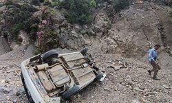 Gaziantep'te dere yatağına devrilen otomobilin sürücüsü yaralandı