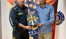 Hatay'da öğrencileri kapıda karşılayan polis memuru ödüllendirildi