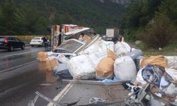 Mersin'de otoyolda devrilen tır ulaşımı aksattı