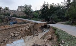 Mersin'de sağanak nedeniyle mahalle yolunda çökme yaşandı