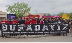 Taraftar grupları omuz omuza