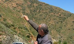 Trabzonlu öğrencilerin hazırladığı tohum topları Marmaris'te sapanlarla toprağa atıldı