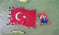 Hatay'da denizde 138 metrekarelik Türk bayrağı açıldı