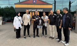 Beşiktaş Dostluk Grubu, okul saldırısında yaralanan Mustafa'ya forma hediye etti
