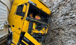 Burdur'da kayalıklara çarpan tırın sürücüsü yaralandı