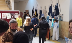 Kahramanmaraş'ta "Çizgiden Önlüğe: Bir Aile Hikâyesi" Sergisi Açıldı