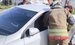 Otomobilde kilitli kalan bebeği itfaiye ekibi kurtardı