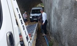 Gaziantep'te yağıştan dolayı alt geçitte mahsur kalan araçtaki aileyi itfaiye kurtardı