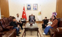 Vali Ünlüer’den Bayrak Hassasiyeti Gösteren Yusuf’a Teşekkür
