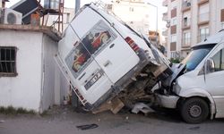 Antalya’da tarım işçilerini taşıyan 2 minibüsün çarpıştığı kazada 5 kişi yaralandı