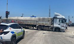 Adana'da Tırın İki Otomobile Çarptı: Araçlar Hurdaya Döndü, 5 Kişi Yaralandı!