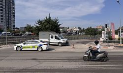 Adana'da su borusunun patladığı cadde trafiğe kapatıldı