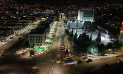 Kahramanmaraş Azerbaycan Bulvarı’nda Asfalt Mesaisi Gece de Devam Ediyor