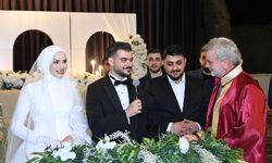 Genç çifti sevenleri yalnız bırakmadı
