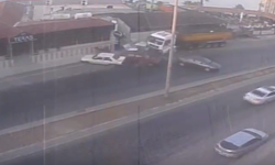 Mersin'de kontrolden çıkan kamyon yol kenarındaki araçlara çarptı