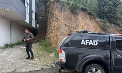 Gümüşhane'de heyelan nedeniyle araçlar zarar gördü
