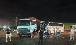 Hatay'da işçi servisi ile tırın çarpıştığı kazada 13 kişi yaralandı