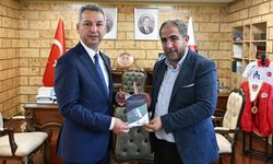 KSÜ Rektörü Okumuş’a “Denizi Olmayan Şehirde Balıkçılık Serüveni” Kitabı Takdim Edildi