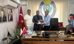 İbrahim Sarı’dan Mehmet Akif Dağ’a Anlamlı Kitap Hediyesi