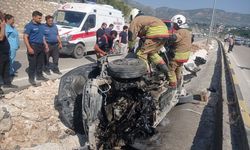Hatay'ın Defne ilçesinde refüje çarparak devrilen otomobildeki 3 kişi yaralandı