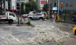 İstanbul’da Sağanak Alarmı: Cadde ve Sokaklar Göle Döndü, Alt Geçitler Su Altında Kaldı