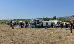 Midibüs ile panelvan çarpıştı: 1 can kaybı, 10 yaralı